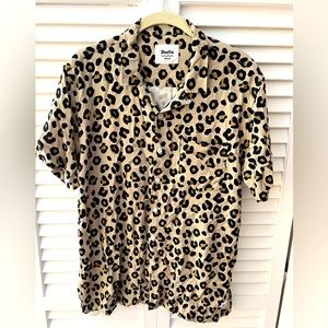 Duvin Design short sleeved animal print button down. Size medium.
